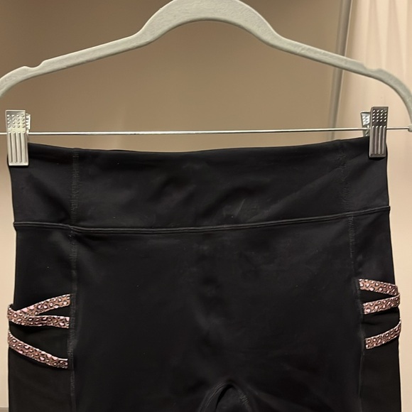 Fabletics Women's Size Medium Black and Leopard Print Shorts With Pockets - Picture 3 of 8